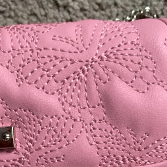 🎀 I’m selling a super cute, amazing quality, pink butterfly purse. 🎀 - Picture 2 of 3